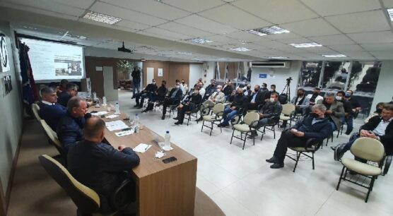 Desenvolvimento volta à pauta em reunião com prefeitos na ACIT